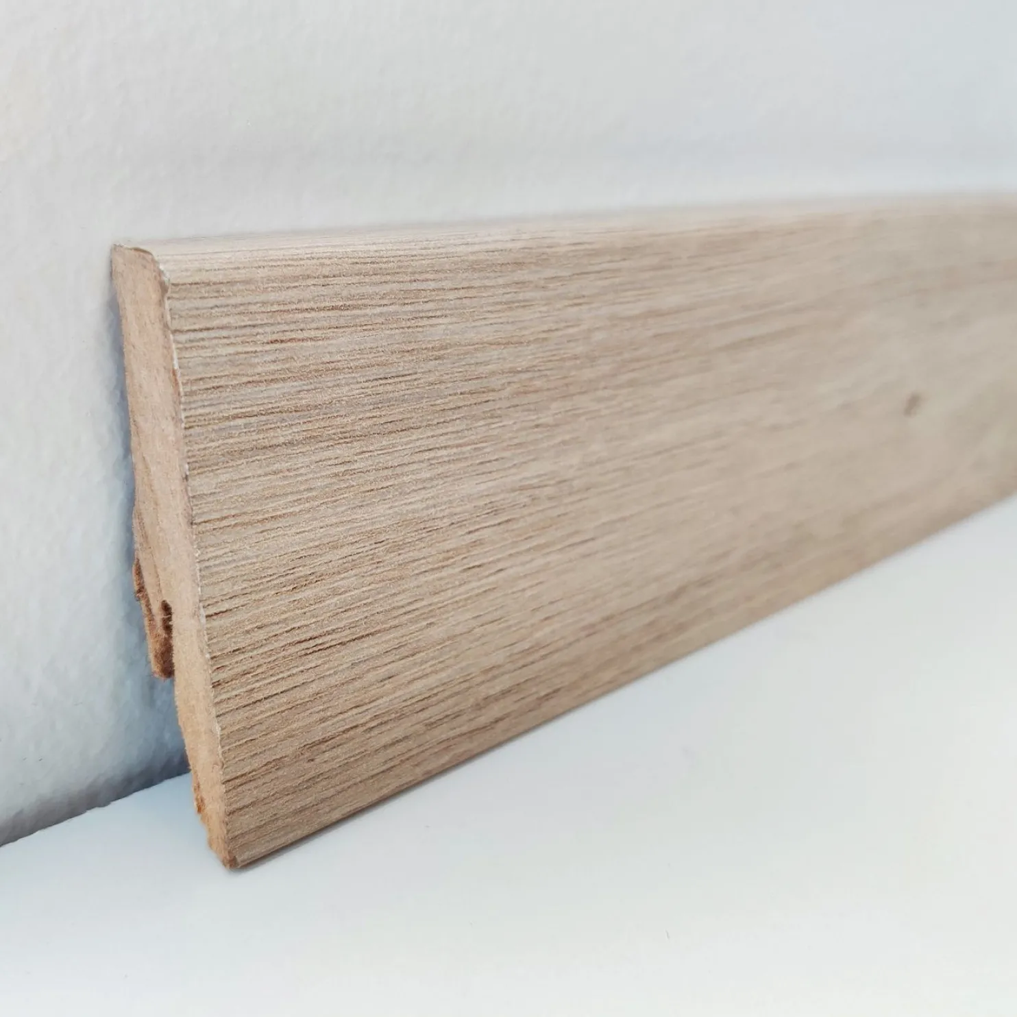 Jalkalista DomusFlooring 18x58x2400 mm MDF valkaistu tammi