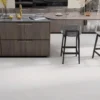 Kivikomposiittikalanruotovinyylilankku DomusFlooring Kuura valkeatammi, integroitu askeläänieriste