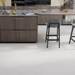 Kivikomposiittikalanruotovinyylilankku DomusFlooring Kuura valkeatammi, integroitu askeläänieriste