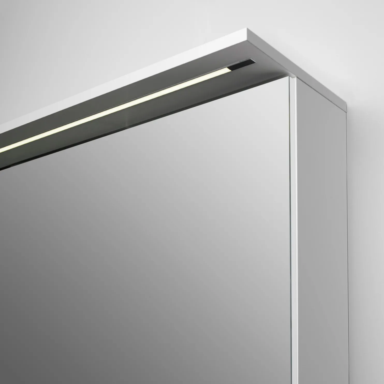 Peilikaappi Easy Bath 80 LED-valolippa pistorasia