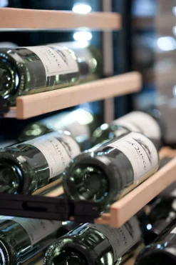 Viinikaapin hylly mQuvée Rail, ulosvedettävä, Velvet 125 -viinikaappiin