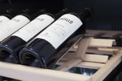 Viinikaapin hylly mQuvée WineExpert 66-viinikaappiin, kallistettava