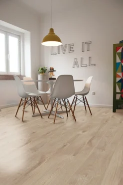 Vinyylikorkki Corkart CP736 Lungo vaalean ruskea hieman punertava 4 mikroviistettä 1,584 m²/pak